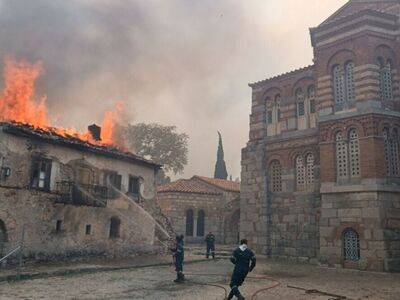 Φωτιά στη Βοιωτία: Στις φλόγες το Μοναστ...