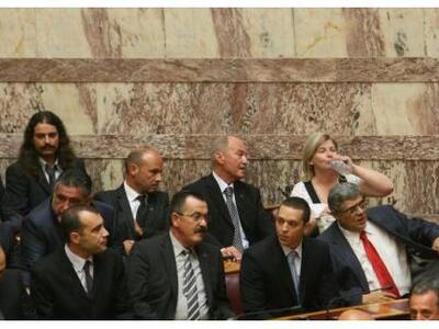 Η Βουλή κόβει την αποζημίωση στους έξι σ...