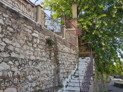 Οδός Εισοδίων: Τόσο κοντά και τόσο &quot...