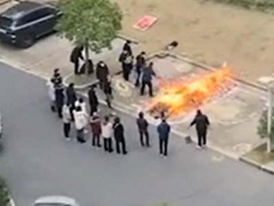 Κίνα - Κορωνοϊός: Καίνε τους νεκρούς στον δρόμο