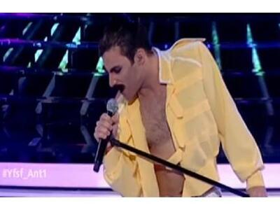 Ο Άρης Πλασκασοβίτης ως Φρέντι Μέρκιουρι...