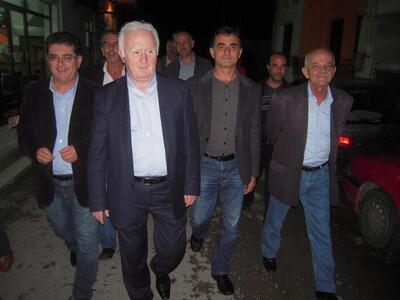 Συνεχίζει την επικοινωνία με τους πολίτε...