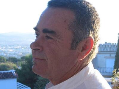 Μικρή αγκαλιά , μισή Δημοκρατία