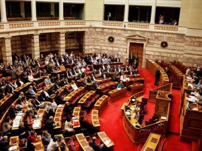 Πέρασαν από τη Βουλή τα κέντρα κράτησης μεταναστών