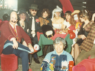 Νίκος Καθρέπτας σε πρώτο πλάνο και πίσω ...