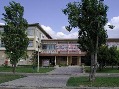 Συνεχίζουν την απεργία τους οι διοικητικ...