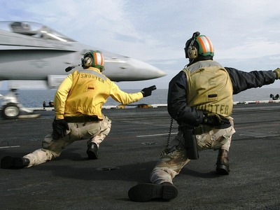 Κεραυνός χτυπά μαχητικό F-18 στον αέρα! ...