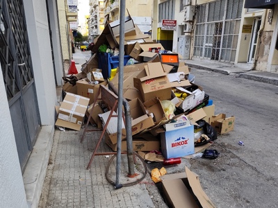 Πάτρα: Σκουπίδια στοιβαγμένα πάνω από μί...
