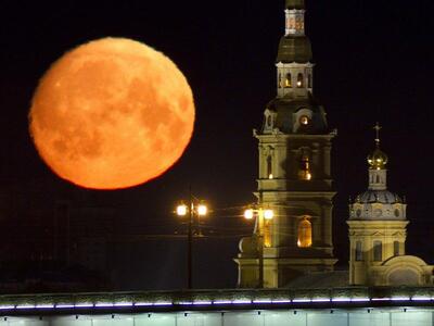 Το κόκκινο φεγγάρι της Αγίας Πετρούπολης 