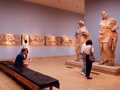 Μηνύουν τη Βρετανία για τα μάρμαρα του Παρθενώνα