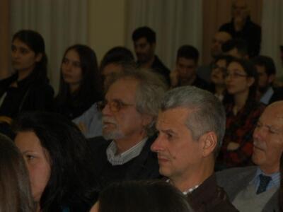 Ανάμεσα στους προσκεκλημένους διακρίνοντ...