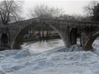 Αγωνία για 51χρονο που έπεσε από το γεφύ...
