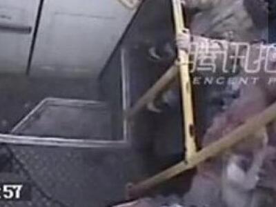 Απίστευτο: Γέννησε μόνη της μέσα σε λεωφ...