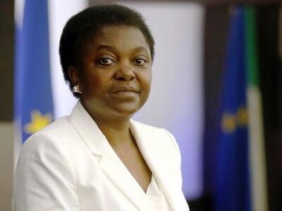 Η πρώτη μαύρη Ιταλίδα υπουργός χωρίζει γ...