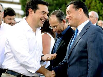 Χαμόγελα και θερμή χειραψία Τσίπρα με Άδ...