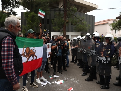 Ένταση και χημικά έξω από την πρεσβεία τ...