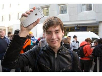 Ο πρώτος ιδιοκτήτης του iPhone6 στο Περθ...