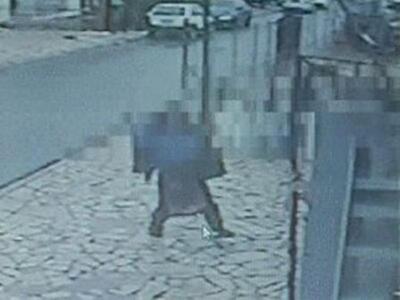 Απίστευτο: Γιαγιά σπάει με πέτρα την βιτ...