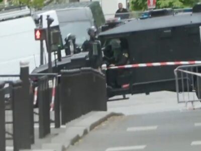 Παρίσι: Συνελήφθη άνδρας που απειλούσε ν...