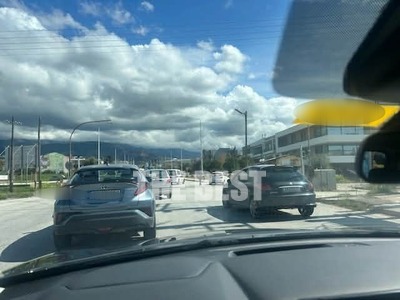 Πάτρα: "Ουρά" στην οδό Κανελλο...