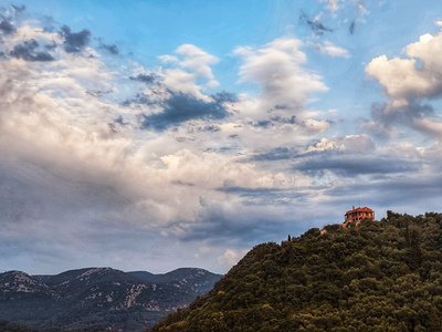 Καιρός: Δροσίζει σήμερα, εξασθενούν τα μ...