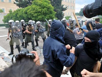 Αγανακτισμένοι: αντιμέτωποι με την αδιαφ...