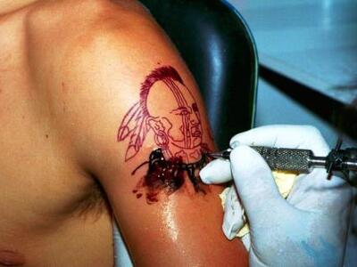 "Χτύπησε" τατουάζ... 880 λέξεων!