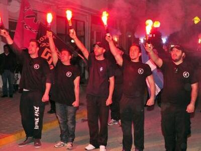 Τρεις συλλήψεις έξω από τα γραφεία της Χ...