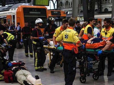 Σιδηροδρομικό ατύχημα στη Βαρκελώνη με π...