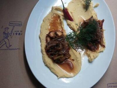 Χταποδι με φαβα και καραμελωμενα κρεμμυδια