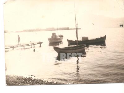 Η εξέδρα και η θέα μπροστά απο το μαγαζί...