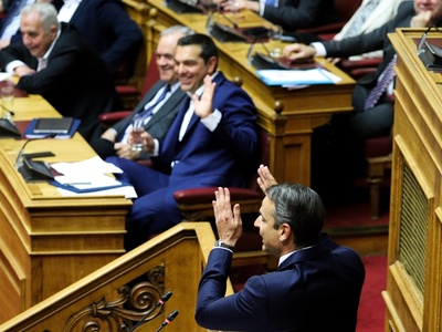 Υψηλοί τόνοι στη Βουλή -Τσίπρας: Παριστά...