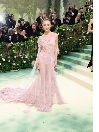 Phoebe Dyvenor με Victoria Beckham