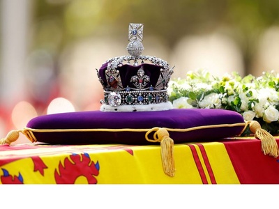 Το αυτοκρατορικό στέμμα είχε τοποθετηθεί...