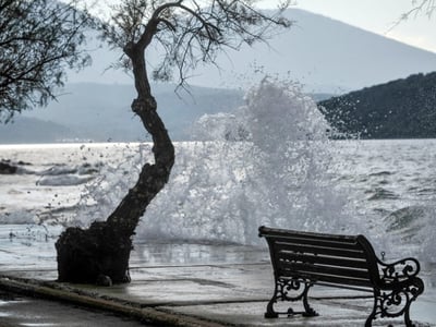 Θυελλώδεις άνεμοι στα ανατολικά ηπειρωτι...