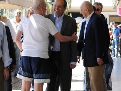 Αιφνιδιαστική βόλτα Σαμαρά στο κέντρο της Αθήνας