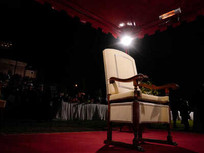 Η άδεια καρέκλα του Πάπα Φραγκίσκου την ...