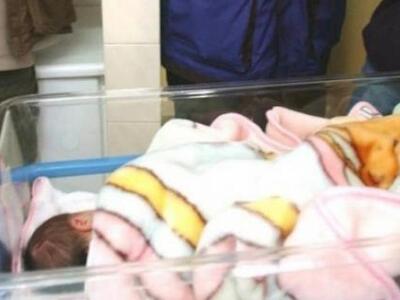 Γέννησε και άφησε το μωρό της να πεθάνει...