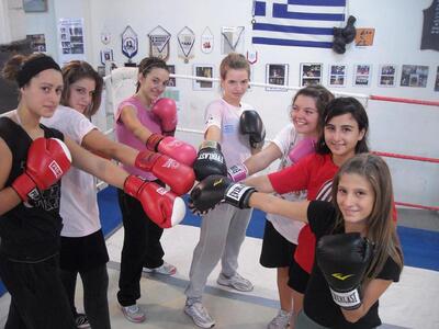 Ετοιμάζουν γάντια οι μικροί πυγμάχοι