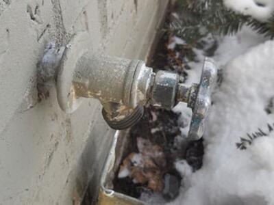 Πάγωσε το δίκτυο ύδρευσης στη Θεσσαλονίκ...