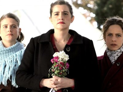 Άγριες μέλισσες: Οι αδελφές Σταμίρη συνα...