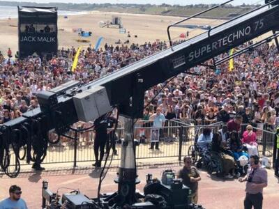 Χιλιάδες Βρετανοί συγκεντρώθηκαν σε παρα...