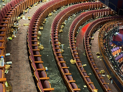 Γεμάτη σκουπίδια η αίθουσα τελετής των Ό...