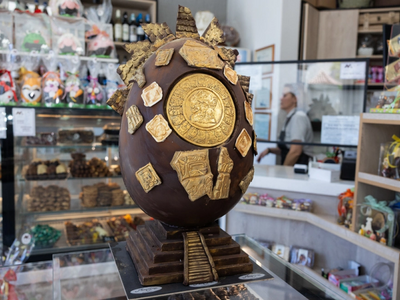 Αβγά-γίγας με τον Ακύλα και λαμπάδες Φρίντα Κάλο