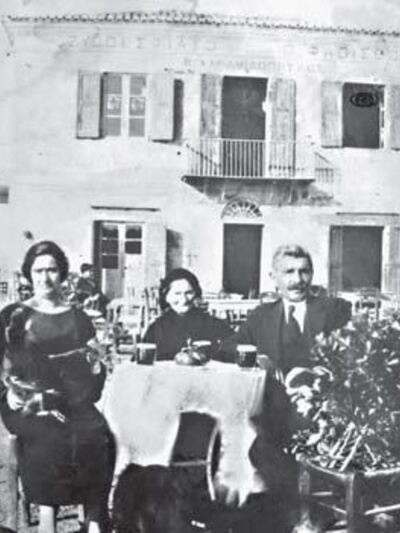 Πίνοντας καφέ στον Φλοίσβο (αρχείο Γιάννη Μυλωνά)