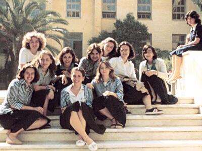 Τη δεκαετία του ’80 µε φόντο το κτήριο τ...