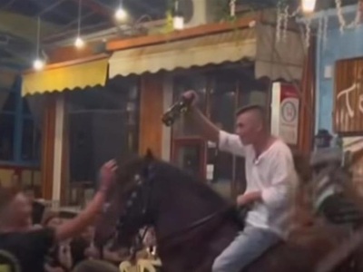 Λέσβος: Πήγαν άλογο σε γλέντι και το χτυ...