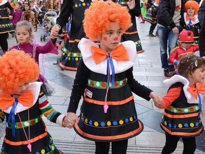 100 ΓΚΡΟΥΠ ΜΕ 15ΟΟΟ ΚΟΣΜΟ ΣΤΗΝ ΠΑΙΔΙΚΗ Π...