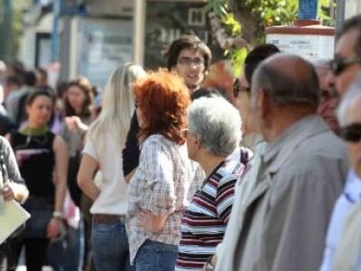 Σε στάσεις λεωφορείων χάνουν οι Ελληνες ...
