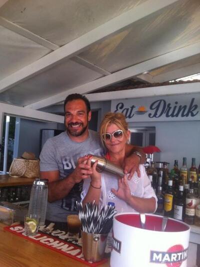 H Τασία Μανωλοπούλου ...πίσω από το μπαρ...